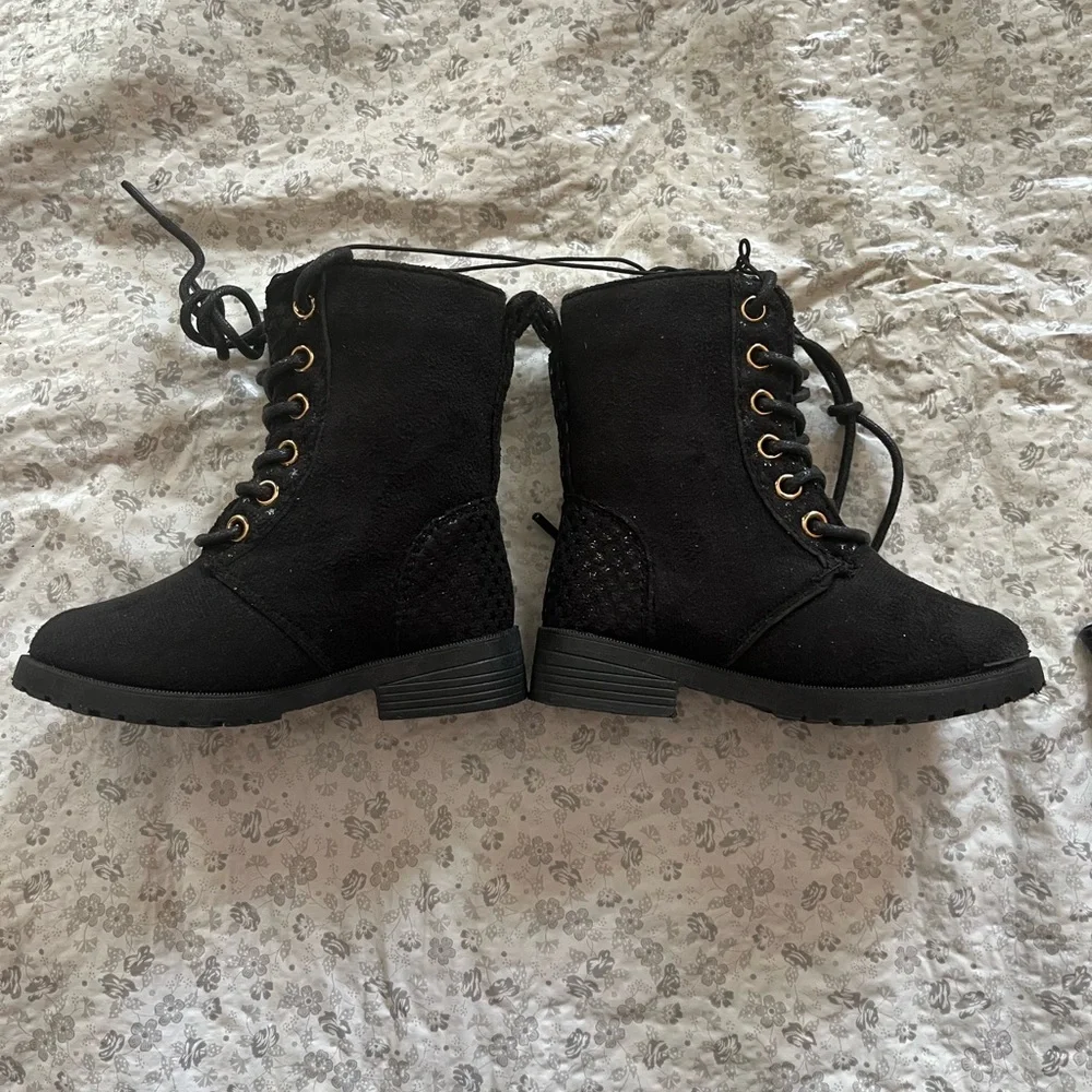 Kids Rocawear boots size 5